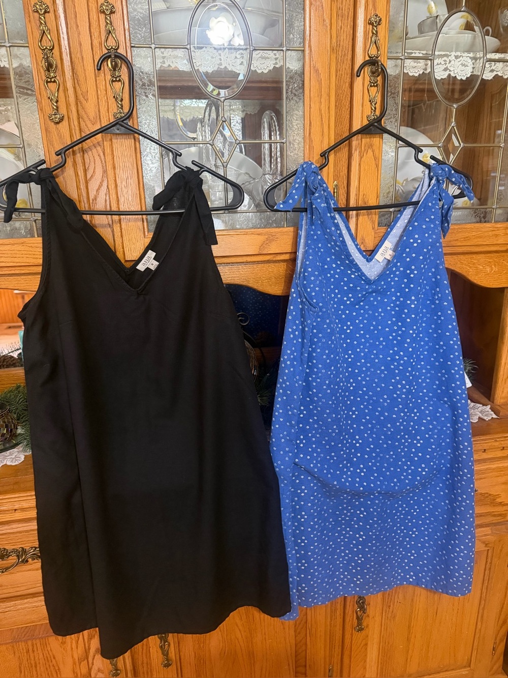 Lot of 2. Ladies v- neck dresses. Size med